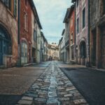 Cafè antichi e mercati vintage in una pittoresca cittadina francese.