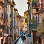 Vista panoramica di una città francese, con strade affascinanti e architettura elegante, meta di turisti italiani.