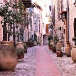 Villaggio provenzale con campi di lavanda e stradine tranquille, senza auto, immerso nel silenzio.