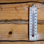 Immagine di una casa di 100 m² riscaldata a legna durante l'inverno con camino acceso e neve all'esterno.